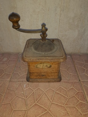 Antico insolito macinino - e,